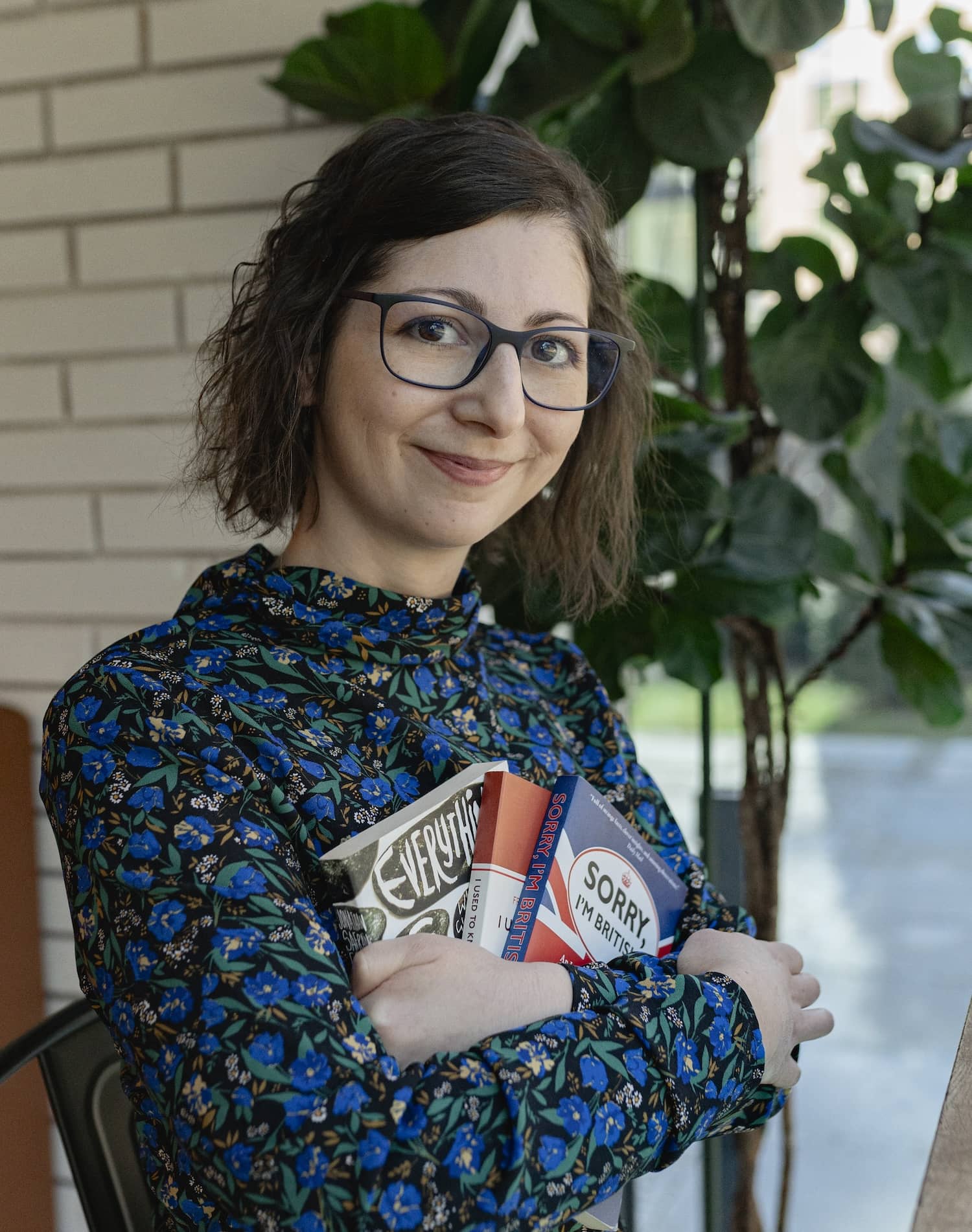 Veronika sa usmieve a drží anglické knihy.